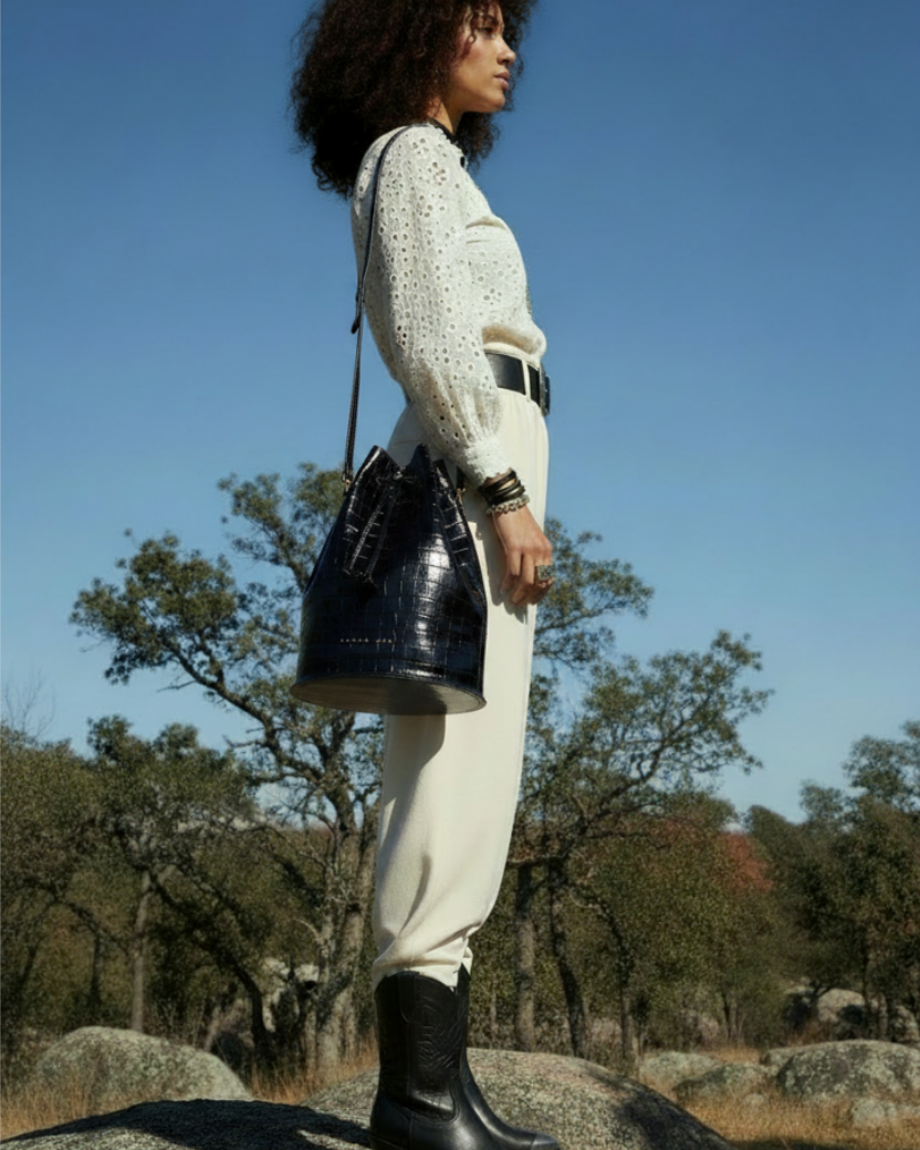 Modelo con Bucket Bag tamaño intermedio
