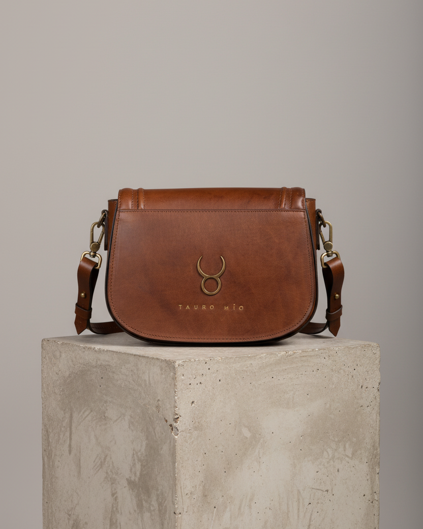 Bolsa café caoba trasera logo pedestal cemento