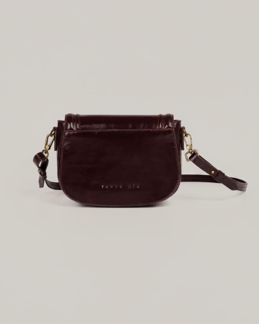 Bolsa crossbody borgoña fondo gris neutro v2