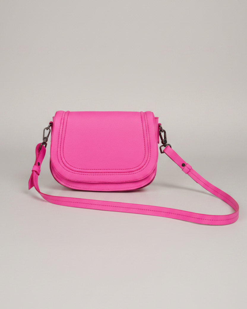 Bolsa crossbody fucsia fondo gris neutro