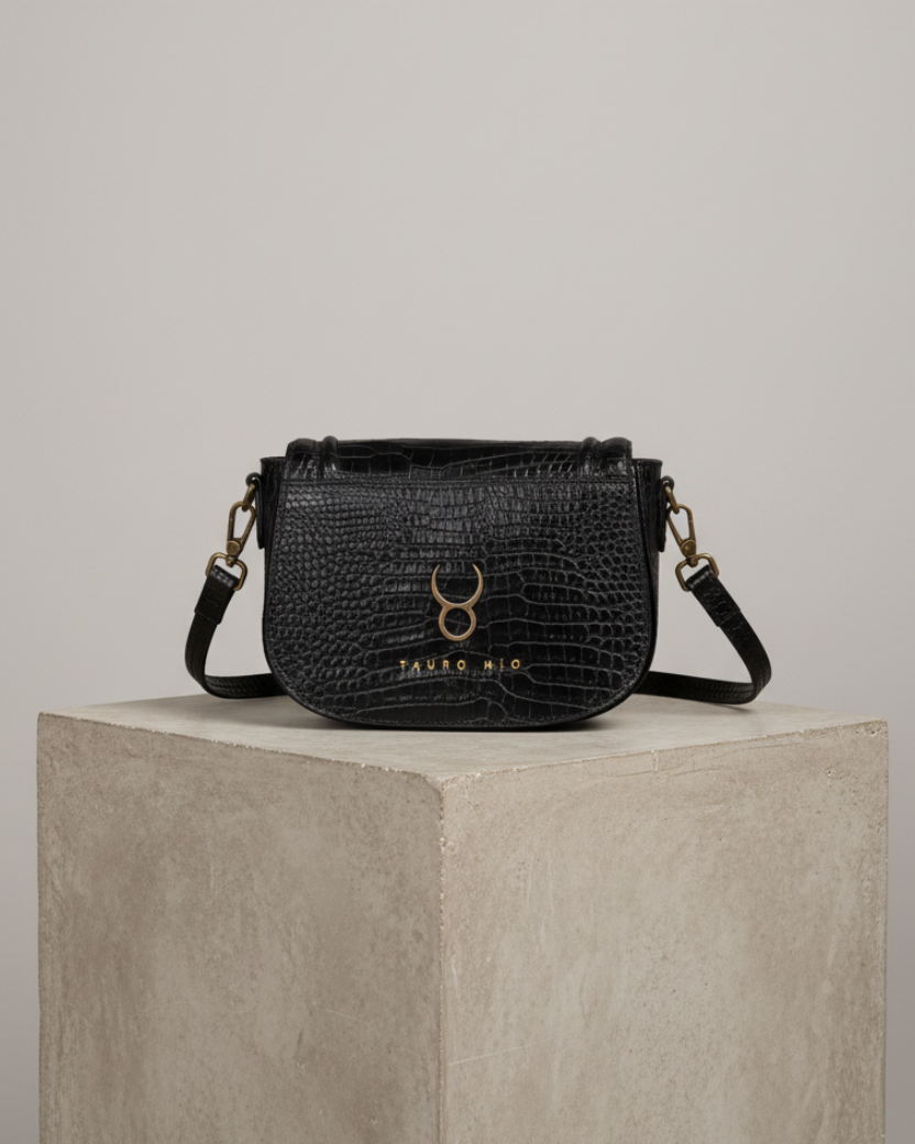 Bolsa negra croco trasera logo pedestal cemento