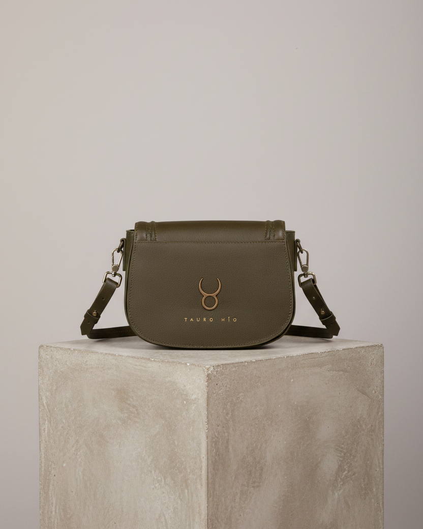 Bolsa olivo trasera logo pedestal cemento
