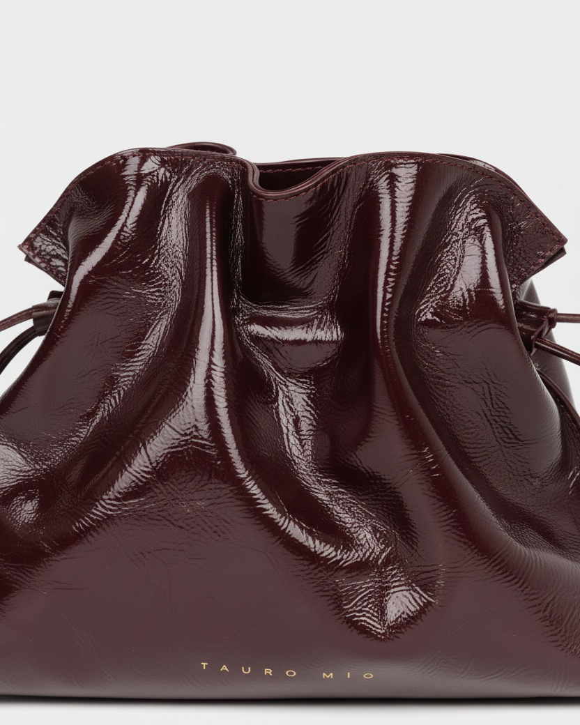 Close up Antonia Slouchy Charol Vino — Bolsa y tiras laterales