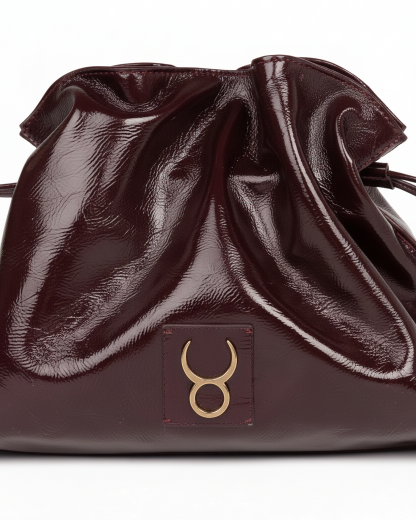 Close up Antonia Slouchy Charol Vino — Fondo gris neutro