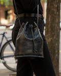 Close up detalle Bucket Bag aligátor bici árbol