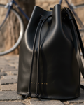 Close up detalle TAUROMÍO Bucket Bag negra mate