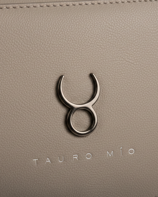 Close up reverso - logo TAUROMÍO