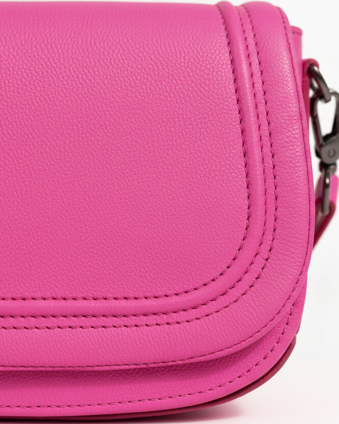 Close up - saddle bag fucsia triple costura