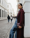 Coco Clutch Burdeos — Mano agarrando la bolsa