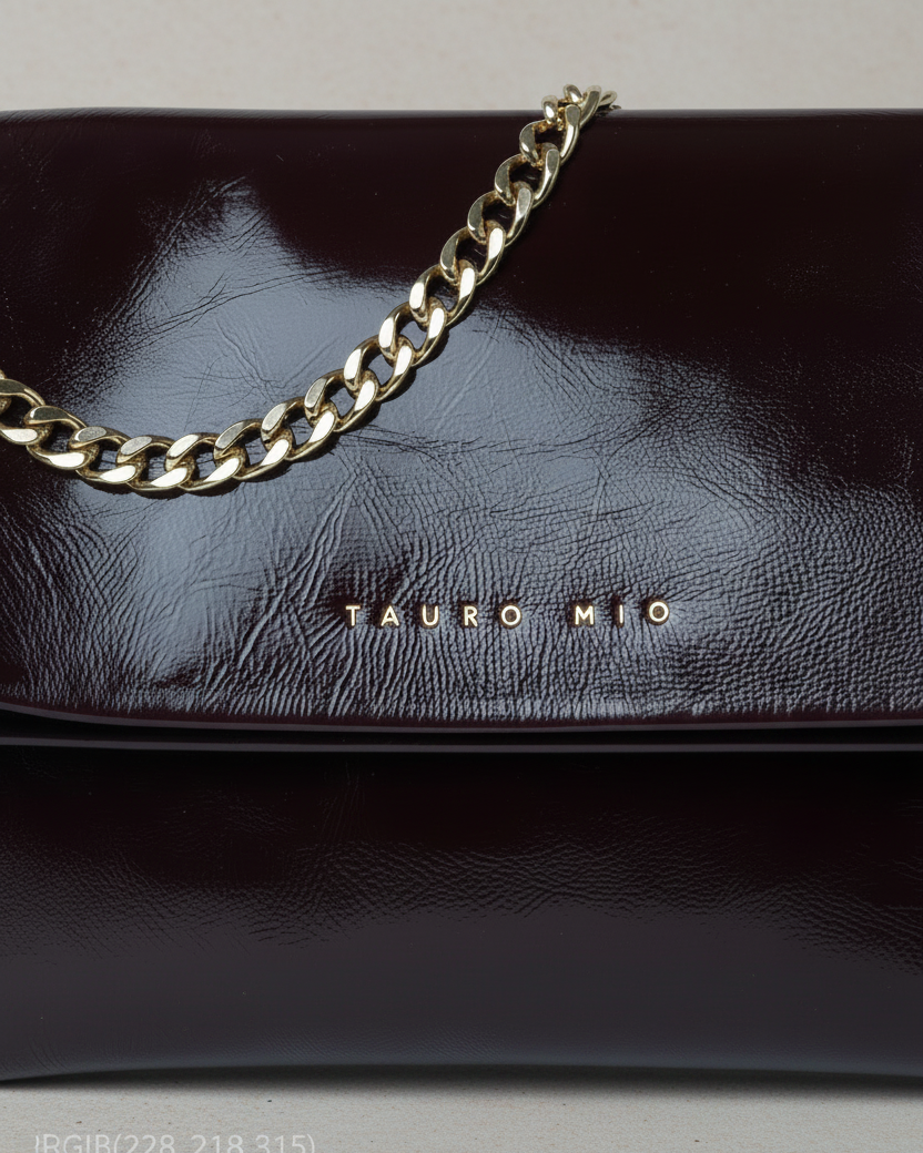 Coco Clutch Charol Vino - Fondo gris neutro sin azul