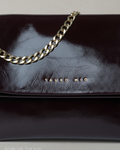 Coco Clutch Charol Vino - Fondo gris neutro sin azul