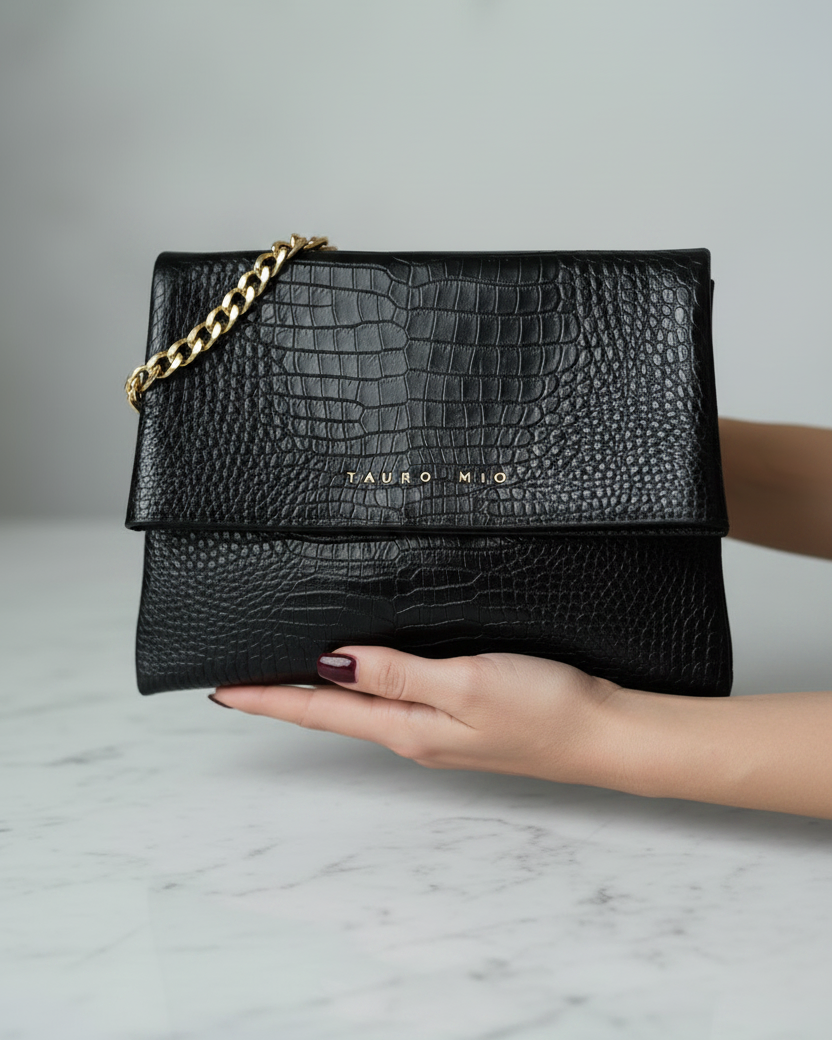 Coco Clutch Flat Lay — Uñas Vino