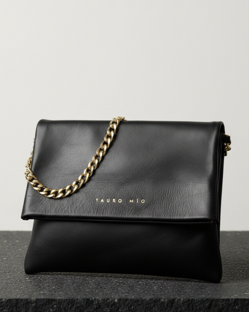 Coco Clutch Negra - Extreme close up
