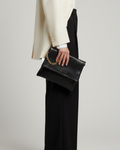 Coco Clutch Negra - Lifestyle modelo perfil