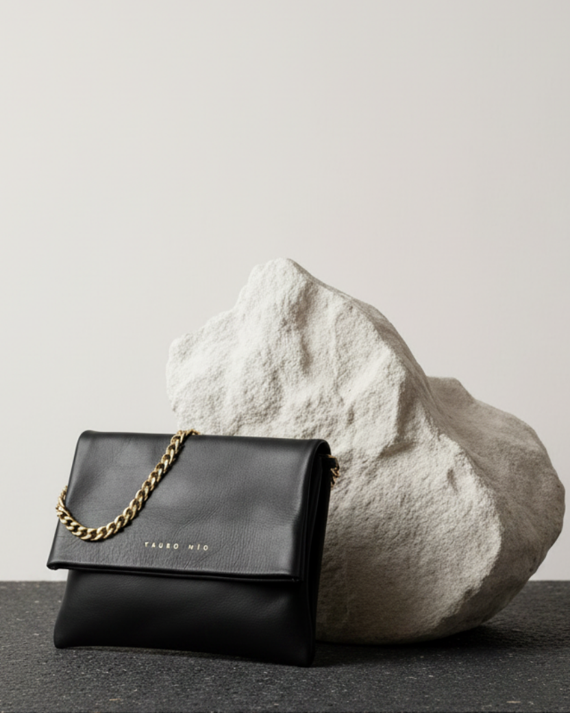 Coco Clutch Negra - Piso piedra caliza negra
