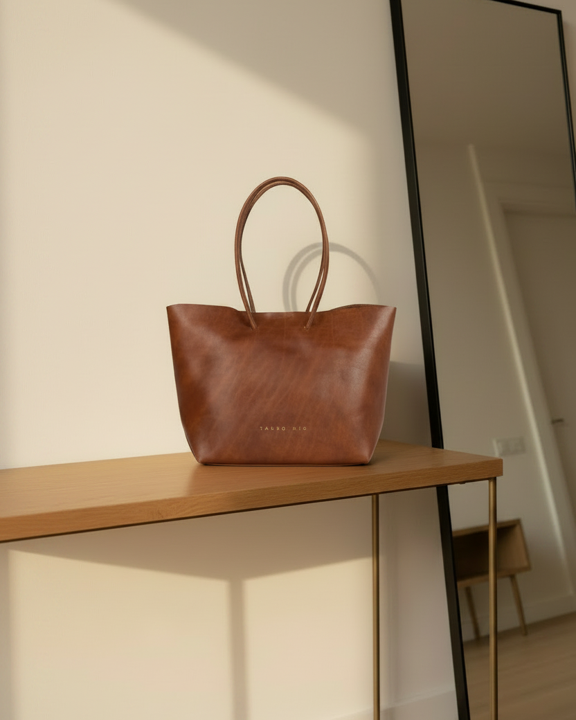 Half Tote caoba — Ángulo bajo tres cuartos