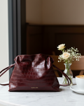 Bolso Antonia Slouchy Coco Burdeos en café — TAUROMÍO