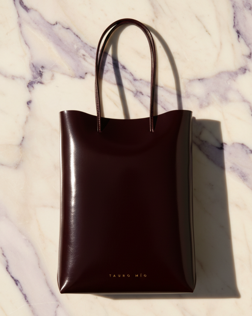 Square Bag Charol Vino - Flat Lay Mármol Calacatta Viola