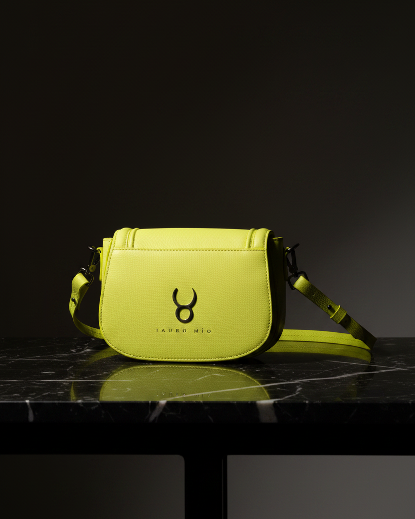 Jessie Crossbody – Fondo oscuro iluminación editorial