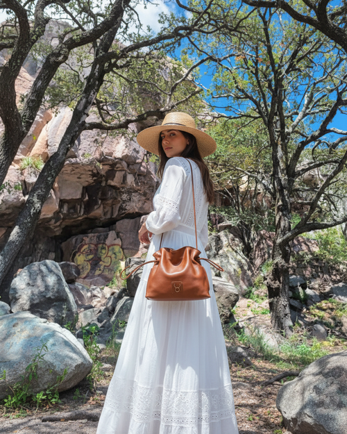 Lifestyle Antonia Caoba - Sierra bohemio de espaldas