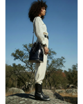 Modelo con Bucket Bag tamaño intermedio