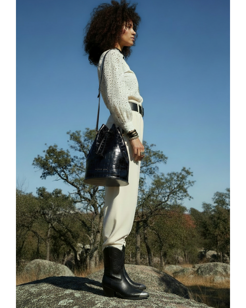 Modelo con Bucket Bag tamaño intermedio