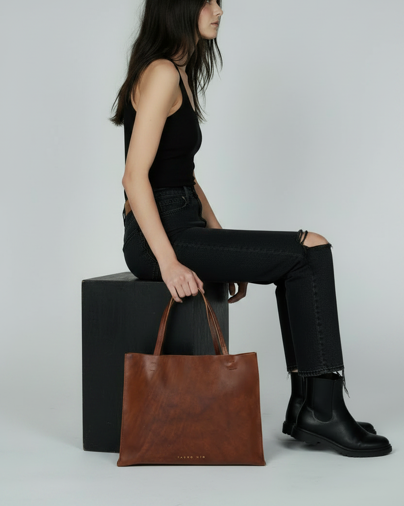 Modelo con Rose Tote y banco negro