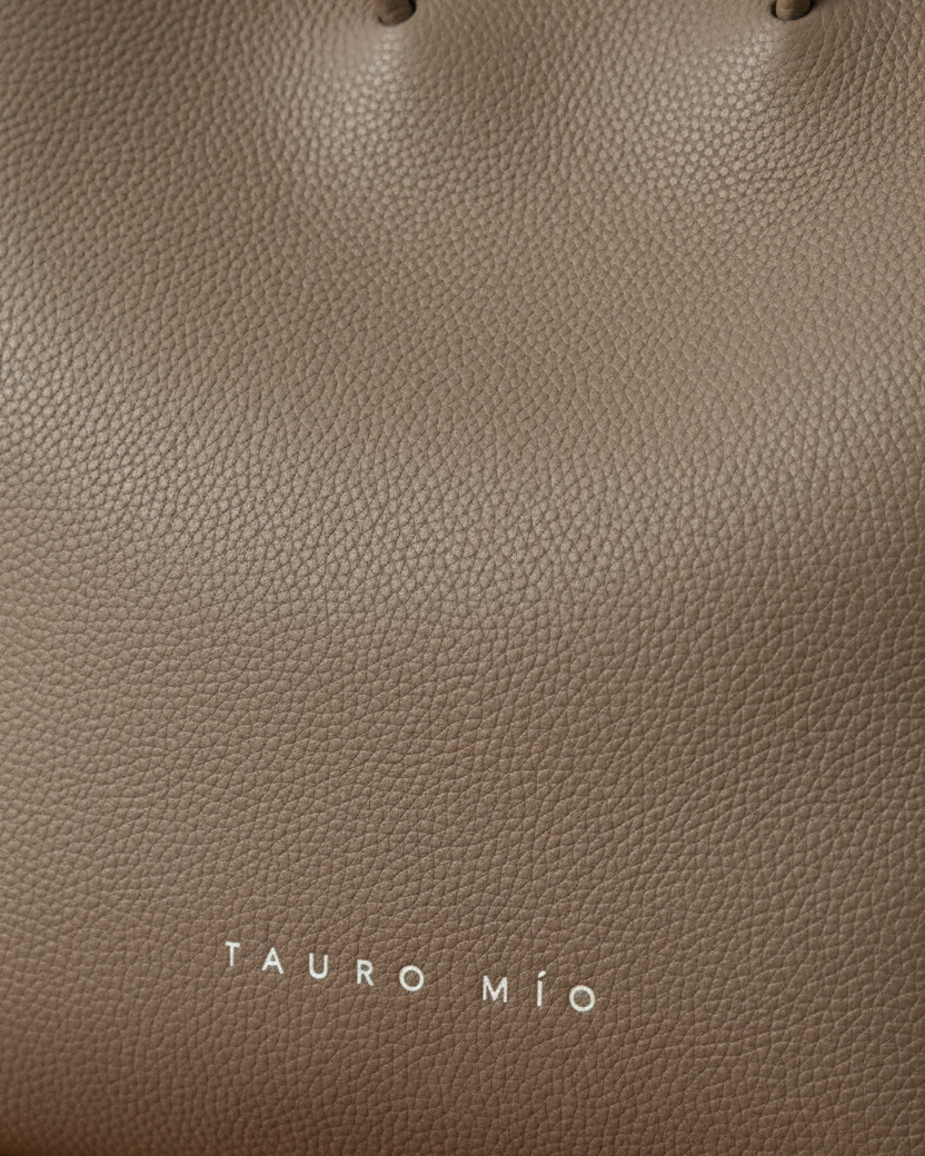 Taupe + correa — Close up detalle lettering