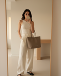 Taupe — Mirror selfie, caída natural, escenario cálido